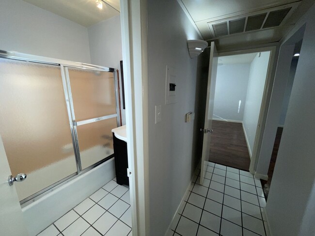 Building Photo - Blix, 10814-10818