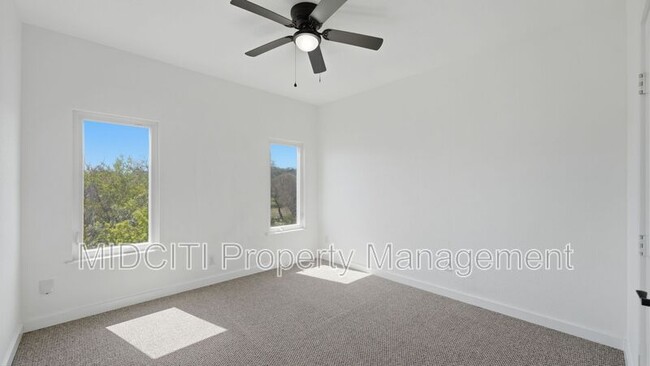 Building Photo - 893 E Mather St