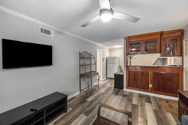 Building Photo - 640 Cornell St