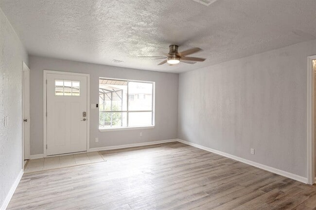 Building Photo - 2605 Queensbury Rd