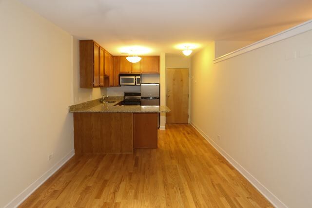 Building Photo - 628 W Wrightwood Ave