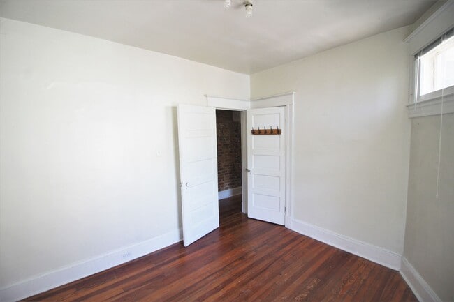 Building Photo - 2026/2027 JHU Off-campus housing for 2019 5bd/2ba w/ W/D! Available 6/9/26!