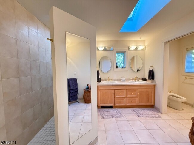 Building Photo - 73 Forest Lake Dr