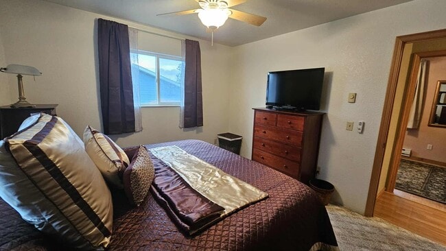 Building Photo - Fully Furnished House with views and all utilities covered