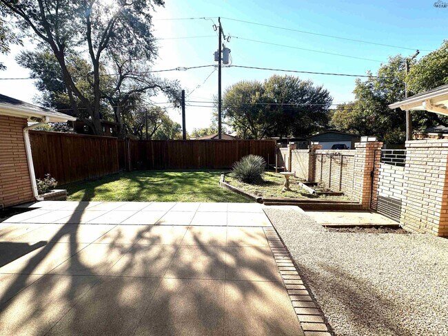 Building Photo - 2411 Clayton Ln