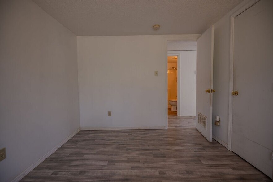 Building Photo - 806 Lakeland St