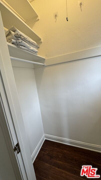 Building Photo - 326 1/2 N Sycamore Ave