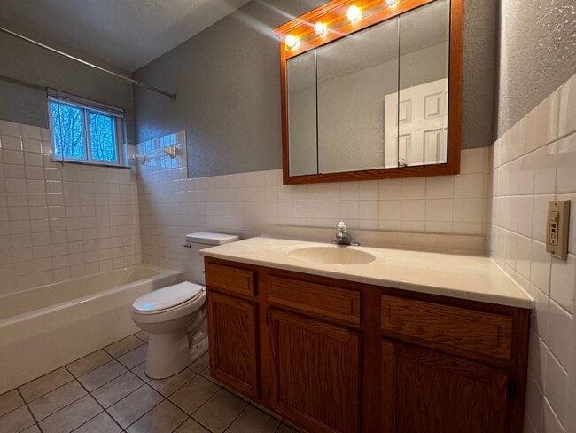 Building Photo - Charming 2-Bedroom Property in Prime Location