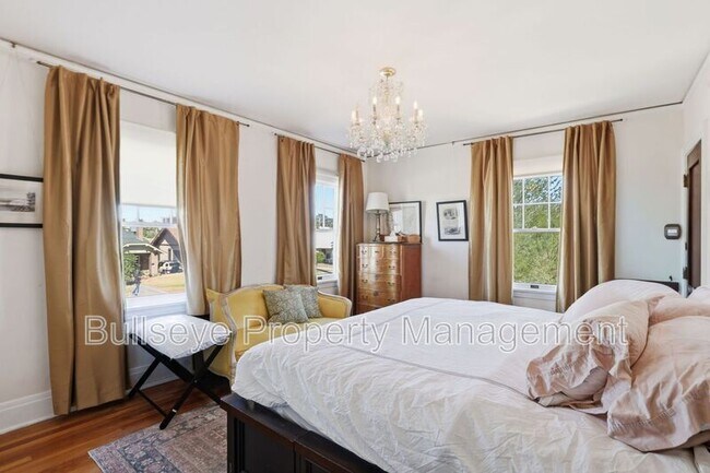 Building Photo - 525 W Lynwood St