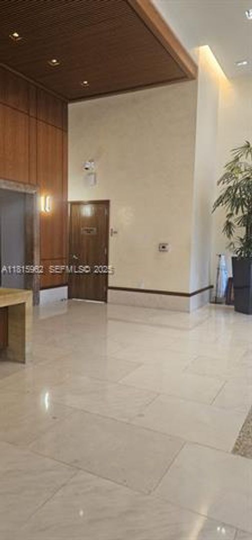 Building Photo - 1060 Brickell Ave