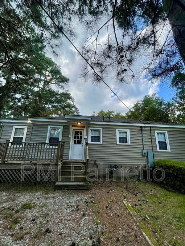 Building Photo - 746 Deerwood St