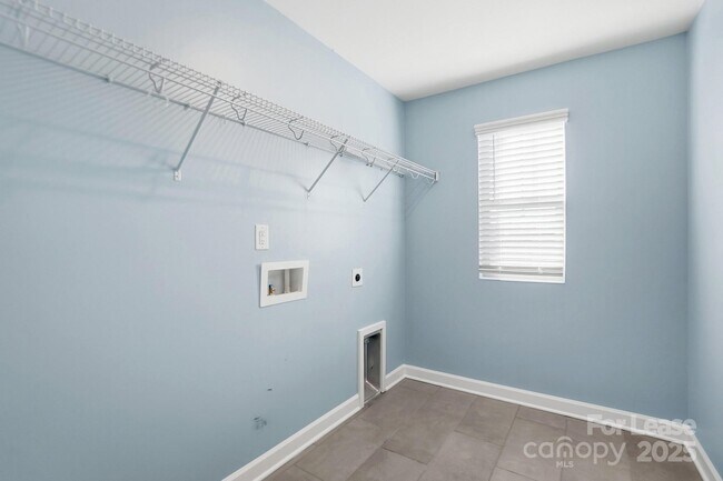 Building Photo - 3909 Woodland View Dr