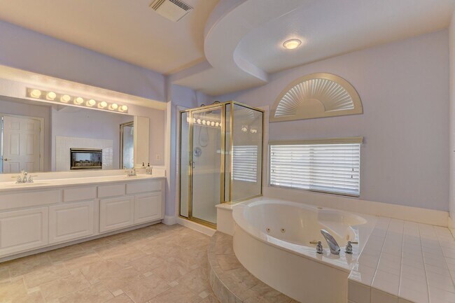 Building Photo - 5 bed / 3 bath / 3 car with Pool & Spa