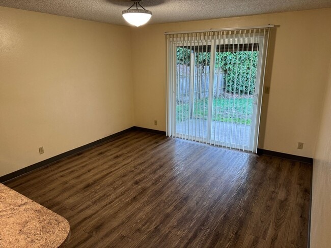 Building Photo - Large single level 2 bedroom 1 bath duplex in Springfield!