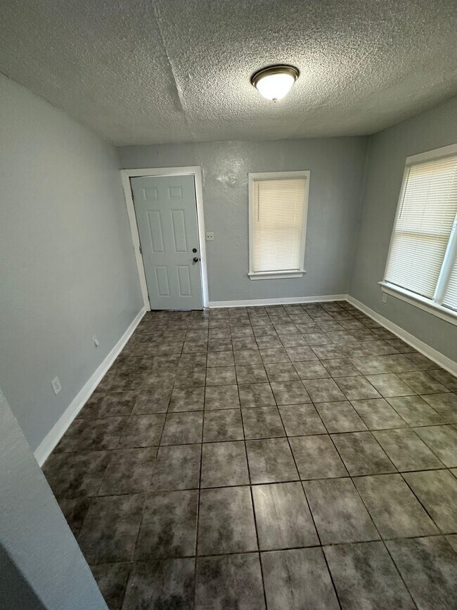 Building Photo - Fully Renovated 2/1 Single Family House Available for Immediate Rent!