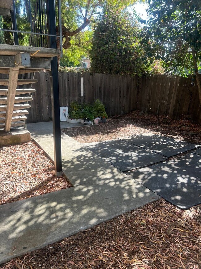 Building Photo - Stylishly Remodeled 2-Bedroom Gem in Redwood City