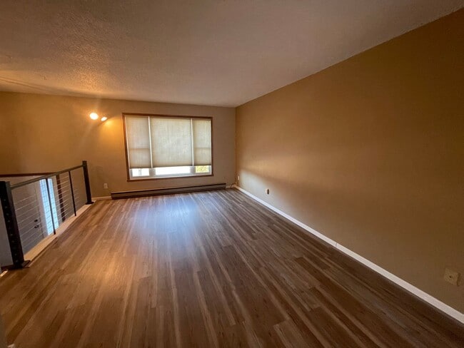 Building Photo - 2 bd/1.5 Bath Townhome FOR RENT!!