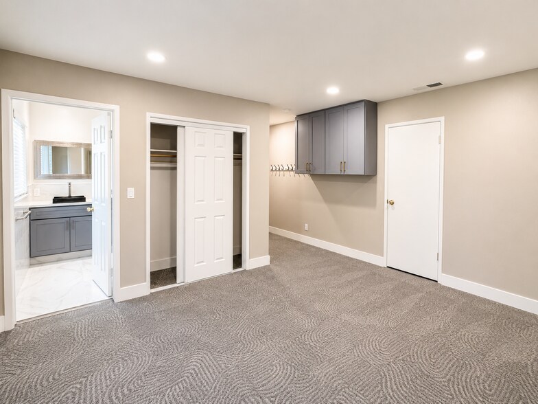 bedroom with bath - 2322 Donosa Dr