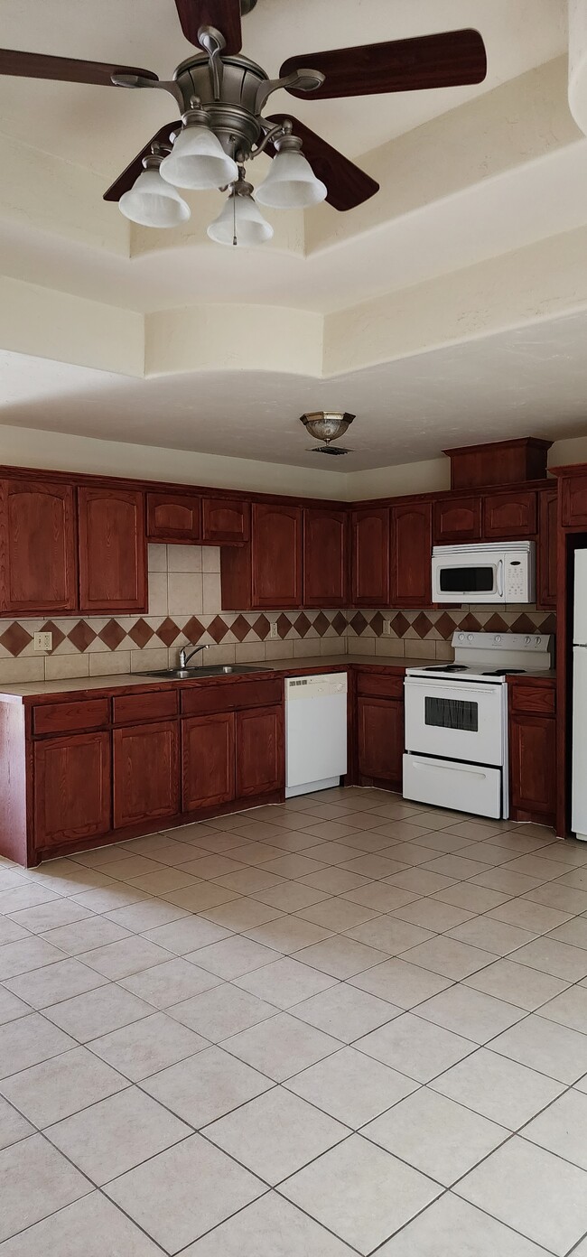 Kitchen - 2000 Circle Dr