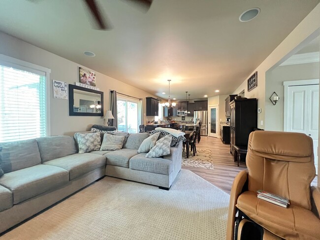 Building Photo - 4 Bedroom Home Bordering Covington and Kent
