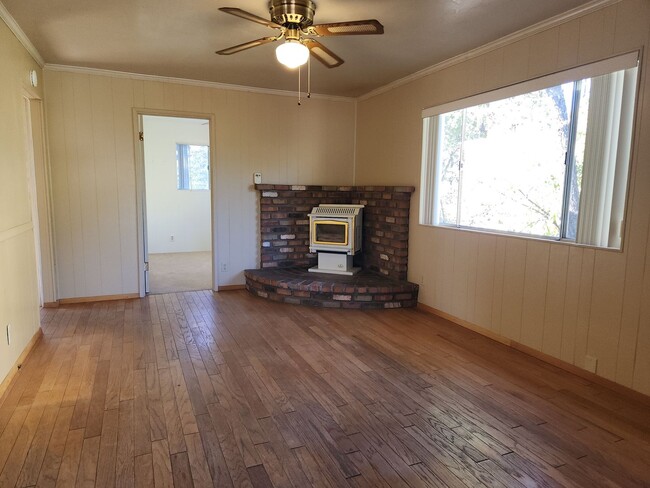 Building Photo - 2 Bed / 1 Bath with Oversized single car g...