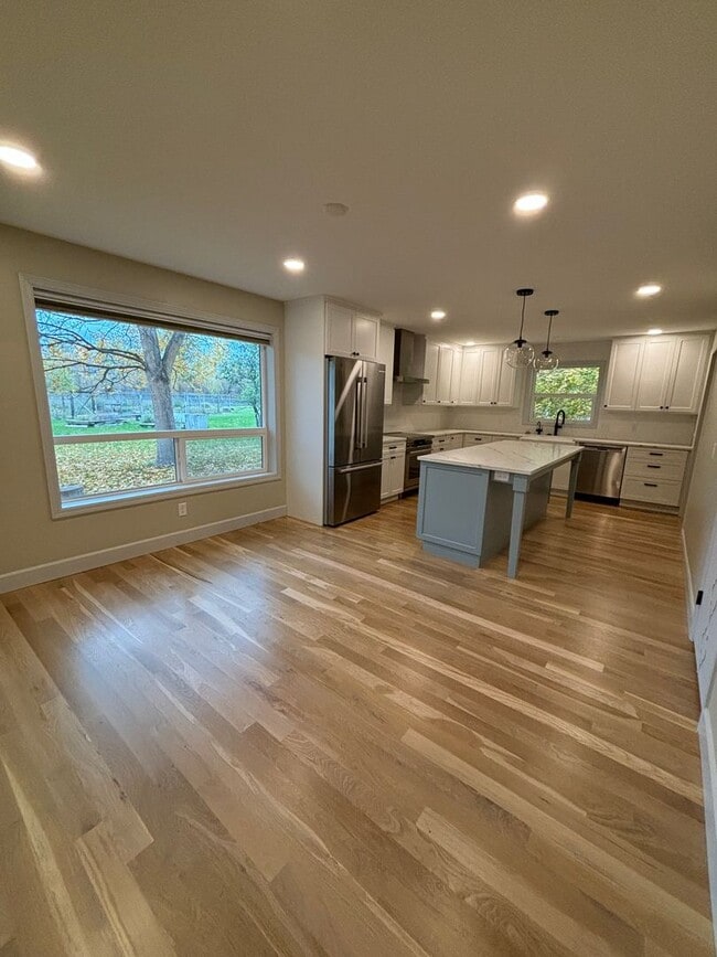 Building Photo - Spacious 4BR, 2.5BA home on 1.3 acres in O...