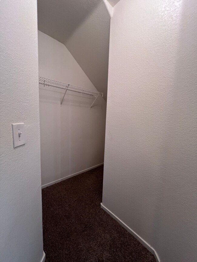 Building Photo - MOVE IN TODAY! 3 bed 2.5 bath home in the ...