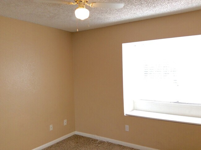 Building Photo - 8112 Fawn St