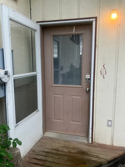Building Photo - 2520 Hillview Pl