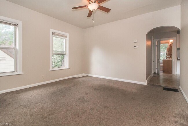 Building Photo - 653 Allyn St