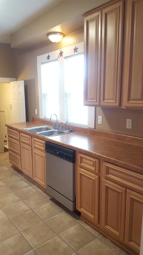 Building Photo - Great home, lots of space, fully updated, ...