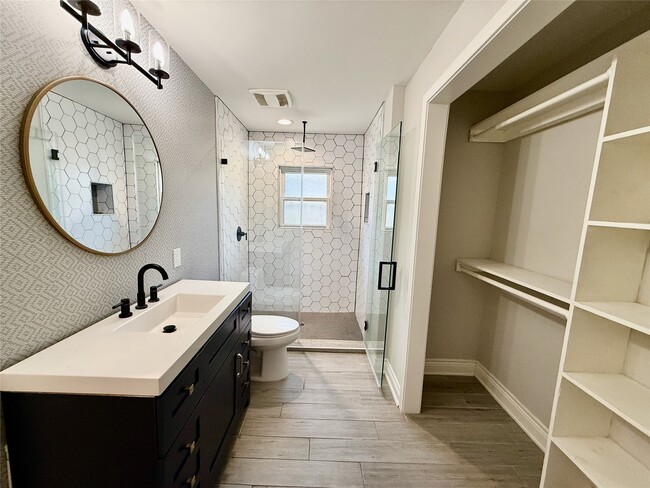 Building Photo - 708 Crown St