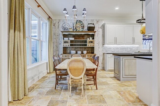 Building Photo - 2629 University Blvd