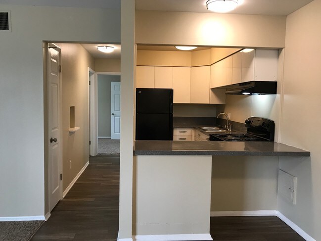 Primary Photo - Hilltop Apartments