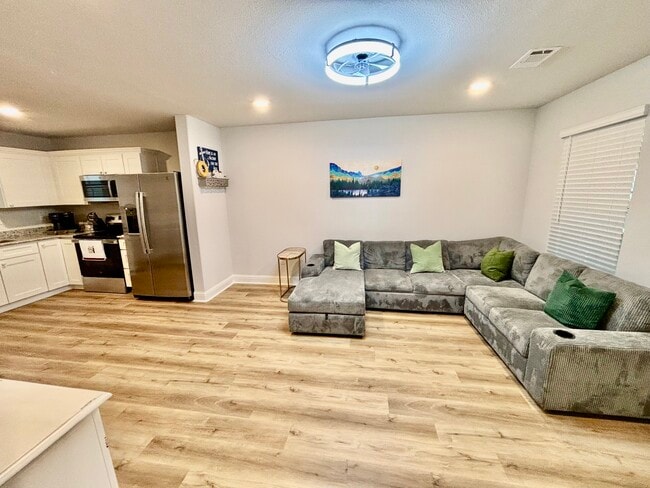 Building Photo - 1007 Middle Ln