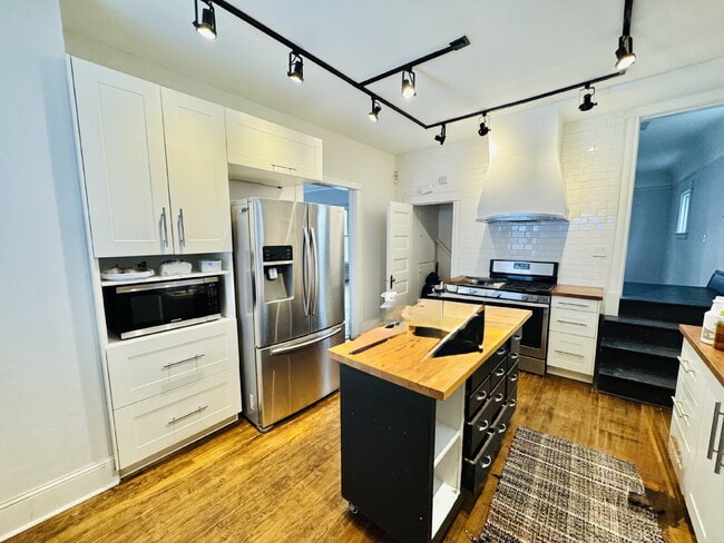 Building Photo - "Spacious 6-Bedroom Gem with Gleaming New Hardwood Floors in Minneapolis!"