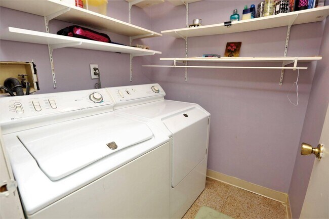 Building Photo - 181 Thoreau Dr