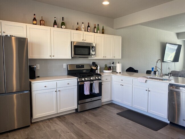 Building Photo - 3 bedroom - Samaritan Loop