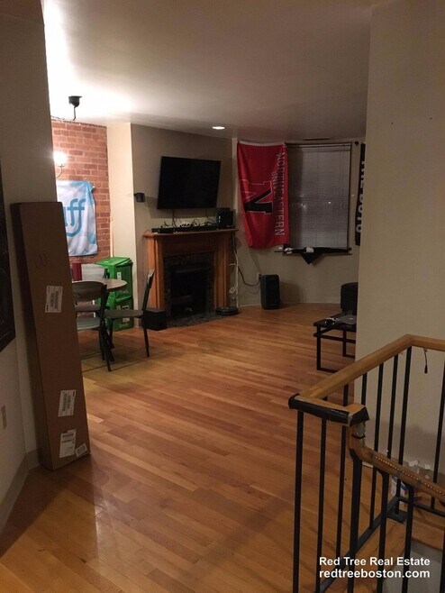 Building Photo - 103 Gainsborough St