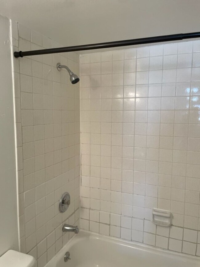 Building Photo - Large One Bedroom Condo