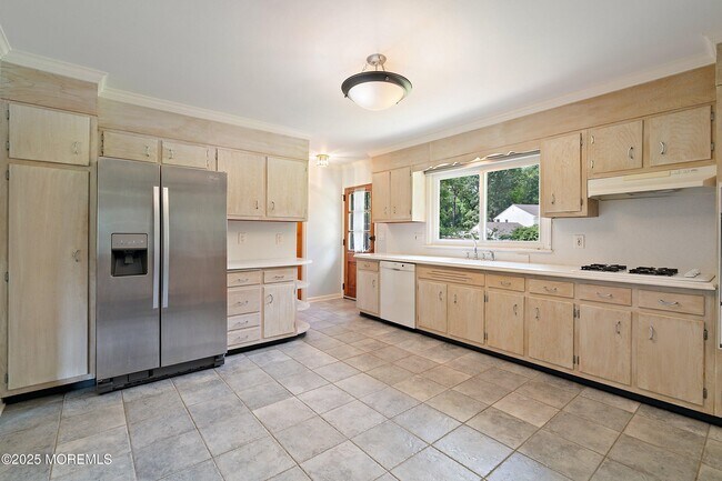 Building Photo - 773 Nutswamp Rd