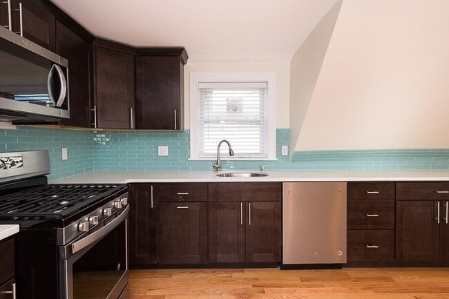 Building Photo - 9-11 Rock Valley Ave