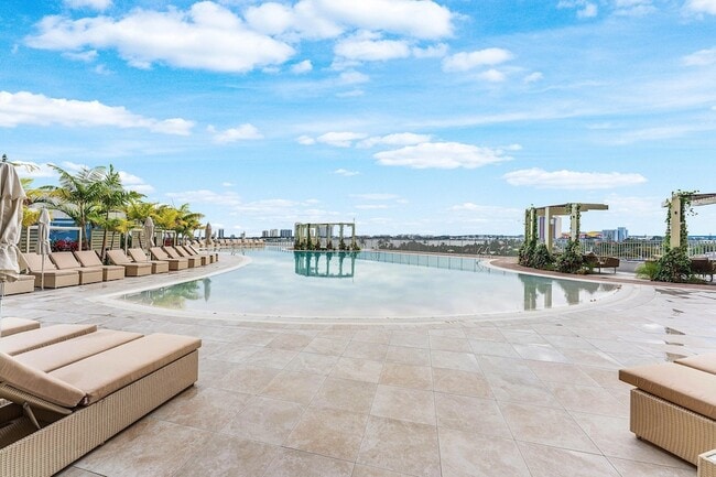 Building Photo - 220 Lake Shore Dr