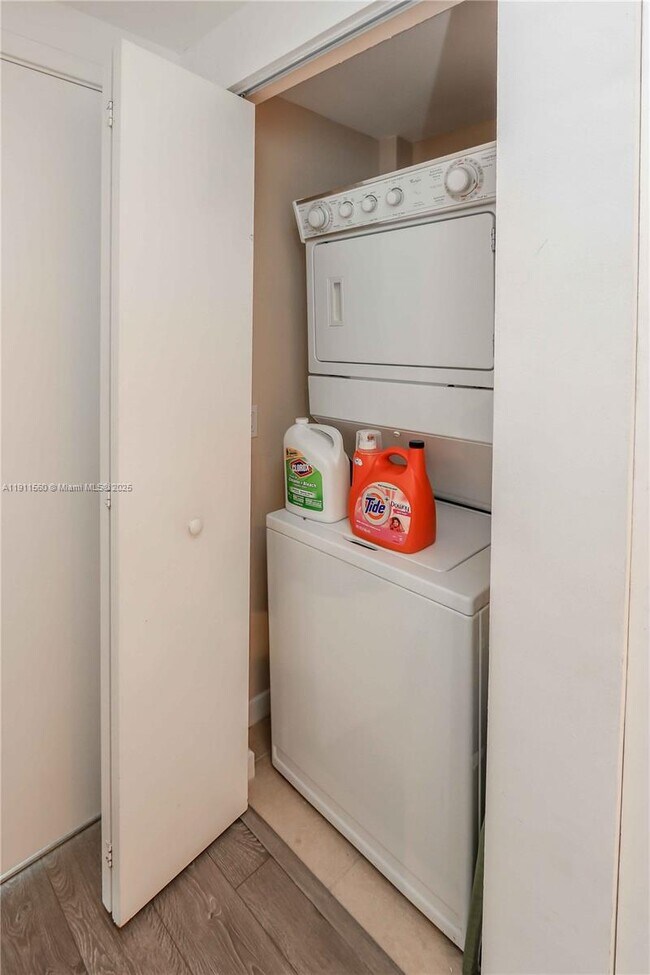 Building Photo - 325 S Biscayne Blvd