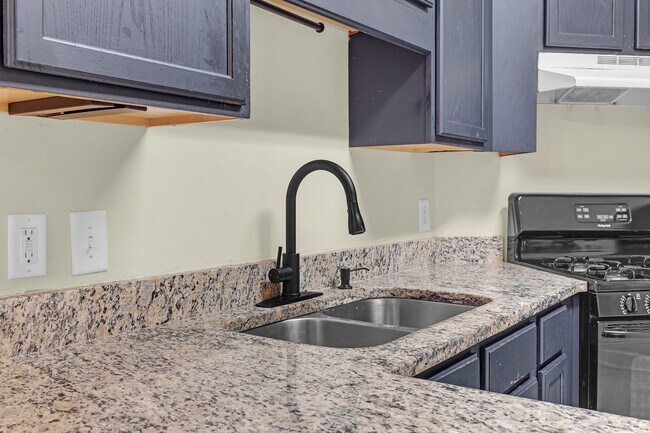 Building Photo - 5475 Hampton Ct