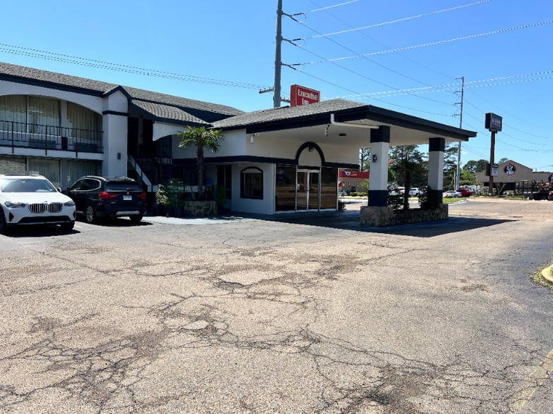 Building Photo - 3602 N State Line Ave