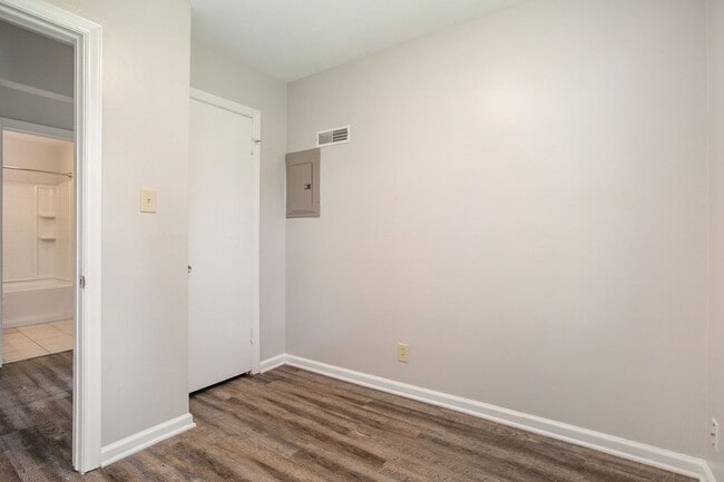 Building Photo - Charming 3-Bed/1-Bath Ranch Style with Garage