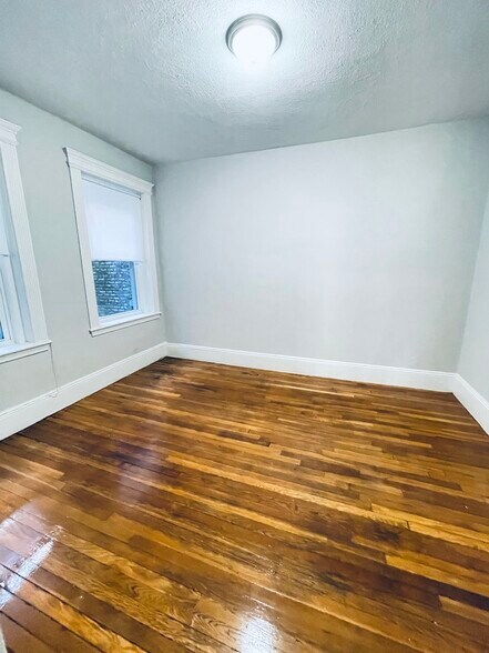 Building Photo - 75 Chester St