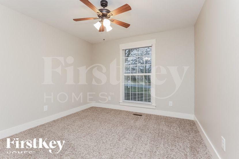 Building Photo - 208 Beech Dr