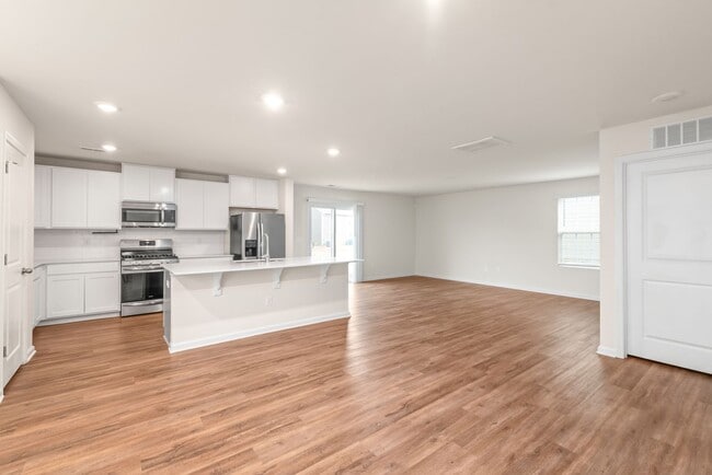 Building Photo - Move-in Ready 5 Bedroom Home!